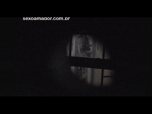❤️ 블론디는 중공 벽돌 뒤에 숨겨진 이웃 뱃사공에 의해 비밀리에 비디오에 녹화됩니다. ️ 포르노 비디오 우리 ❌❤